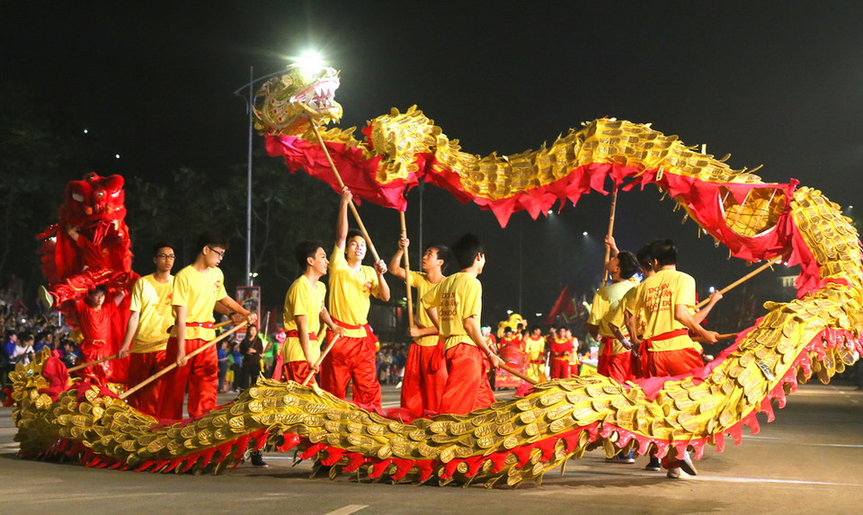 Màn biểu diễn của các diễn viên, nghệ nhân văn hóa dân gian tại Lễ hội. (Ảnh: Trung Kiên/TTXVN) 