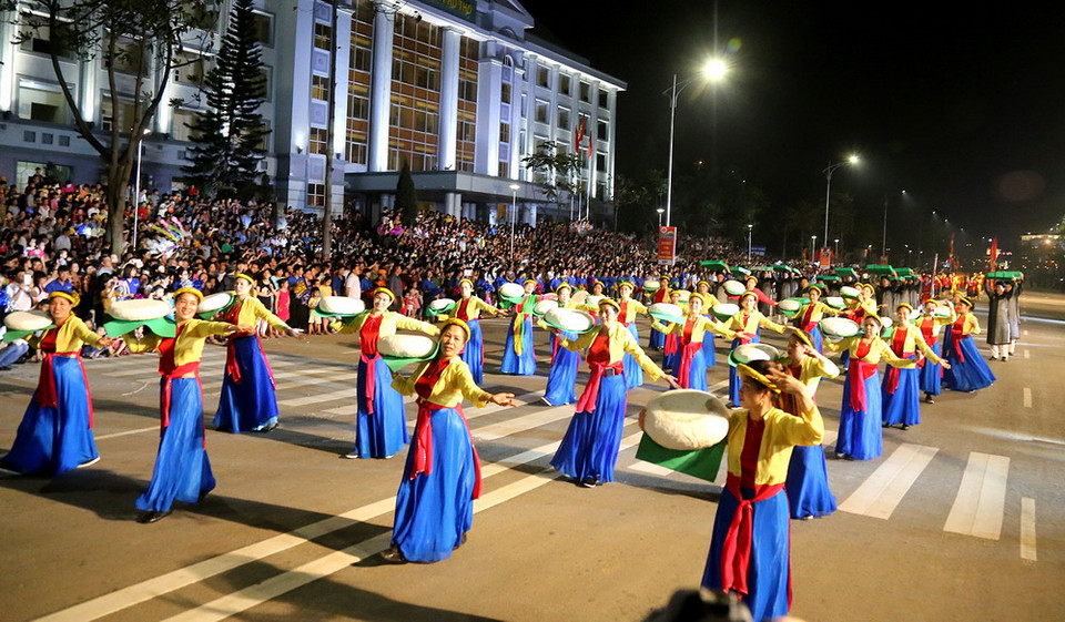  Màn biểu diễn của các diễn viên, nghệ nhân văn hóa dân gian tại Lễ hội. (Ảnh: Trung Kiên/TTXVN) 