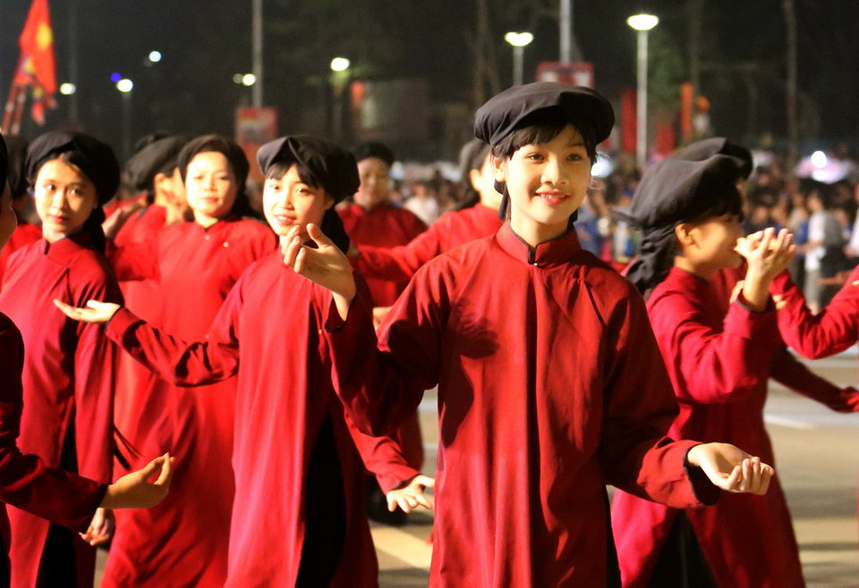 Màn biểu diễn của các diễn viên, nghệ nhân văn hóa dân gian tại Lễ hội. (Ảnh: Trung Kiên/TTXVN) 