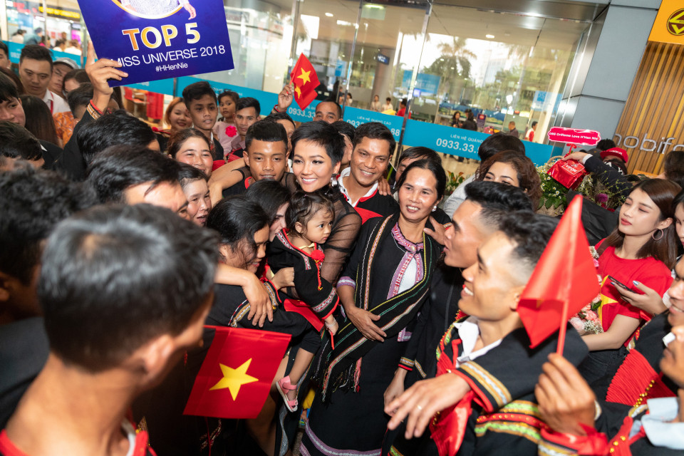 Không vương miện, không ánh đèn sân khấu, H'Hen ấm áp và giản dị trong tình cảm gia đình. (Ảnh: BTC)