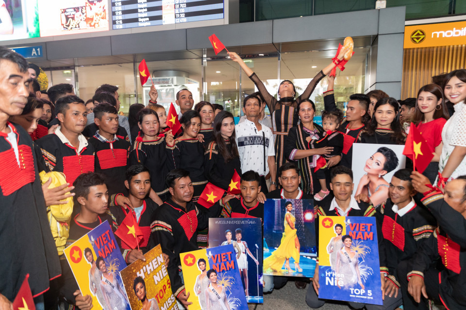 Và cùng chiếc bánh mỳ trên tay, chiếc bánh cùng bộ váy hình tượng 'Bánh mỳ' đã giúp cô ghi điểm xuất sắc tại cuộc thi. (Ảnh: BTC)