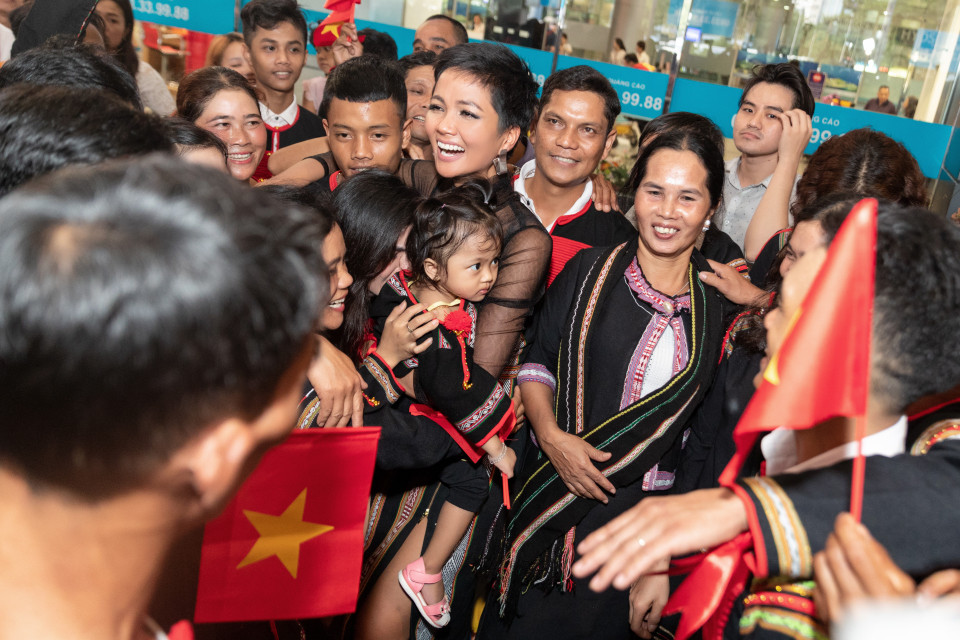 ...mà họa tiết chủ yếu lấy cảm hứng từ văn hóa dân tộc Ê Đê cội nguồn hoặc những trang phục mang màu sắc đầy ý nghĩa với phong tục tập quán của người Thái Lan, để bày tỏ sự tôn trọng với đất nước chủ nhà. (Ảnh: BTC)