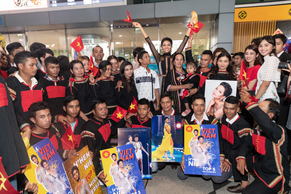 Cô hạnh phúc trong vòng tay người thân và đồng bào mình. (Ảnh: BTC)