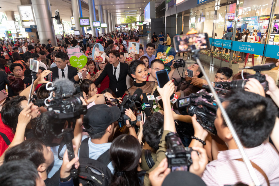 Có lẽ đây sẽ là chuyến đi xa rồi trở về đẹp đẽ và xúc động nhất trong cuộc đời H'Hen Niê. (Ảnh: BTC)