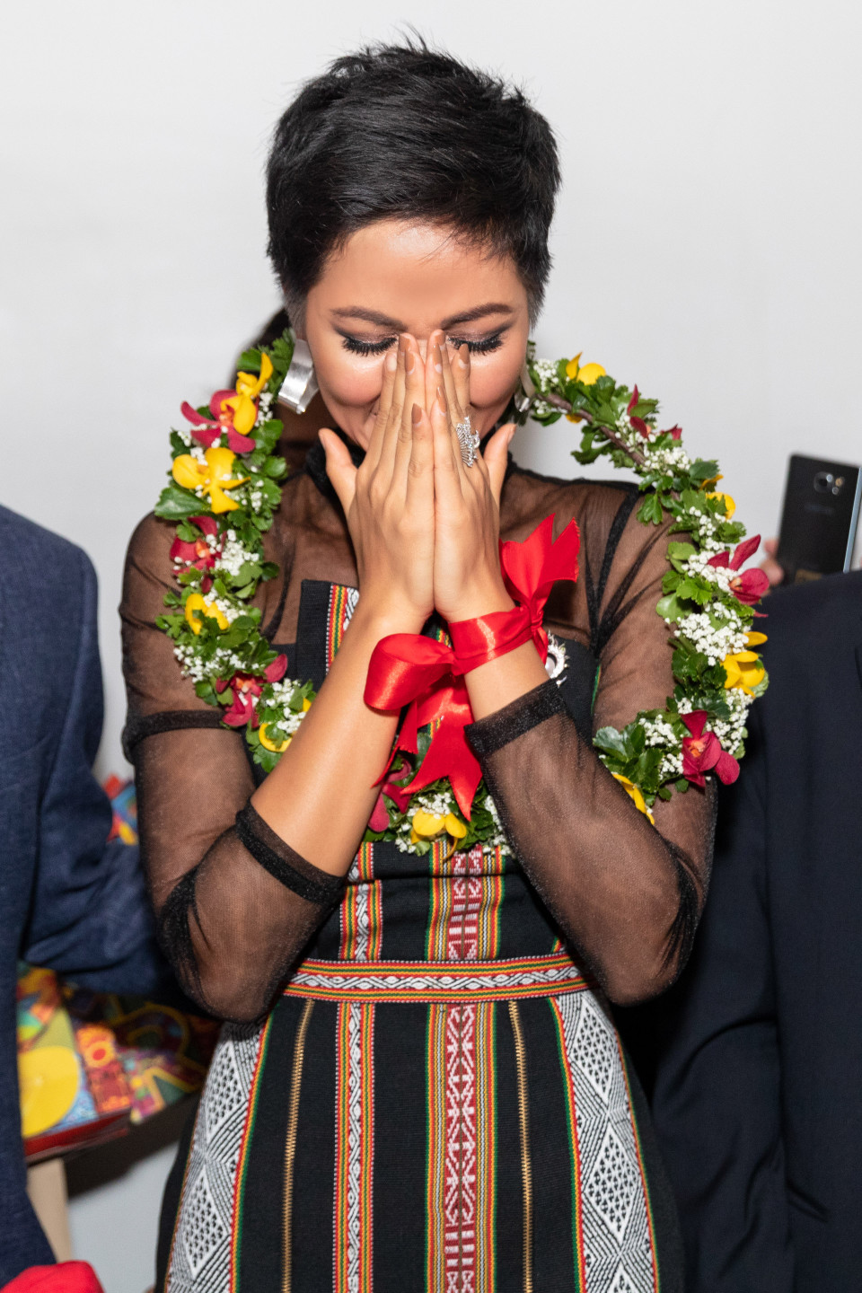 Cô cúi đầu cảm ơn cha mẹ, đồng bào mình, cả êkíp đã hỗ trợ và tất cả những người hâm mộ đã luôn dõi theo, ủng hộ hành trình của cô. (Ảnh: BTC)