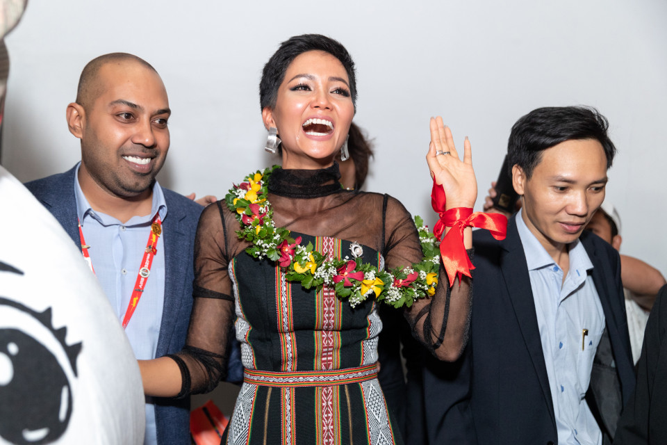 Niềm vui, hạnh phúc, tự hào... tất cả cảm xúc dường như vỡ òa trong trái tim đầy nghị lực của H'Hen Niê khoảnh khắc này. (Ảnh: BTC)