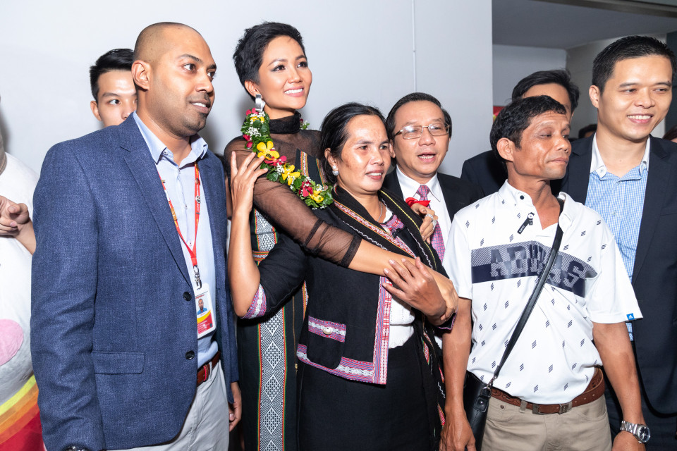 Ngày trở về, trong vòng tay cha mẹ và sự chào đón của đồng bào Ê Đê tại sân bay, ngay khi nhìn thấy hình ảnh đó H'Hen Niê đã bật khóc. (Ảnh: BTC)