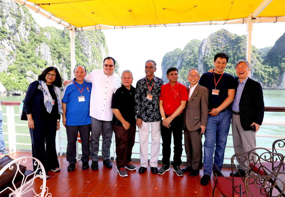 Các đại biểu chụp ảnh kỷ niệm trên tàu đi tham quan Vịnh Hạ Long. (Ảnh: TTXVN)