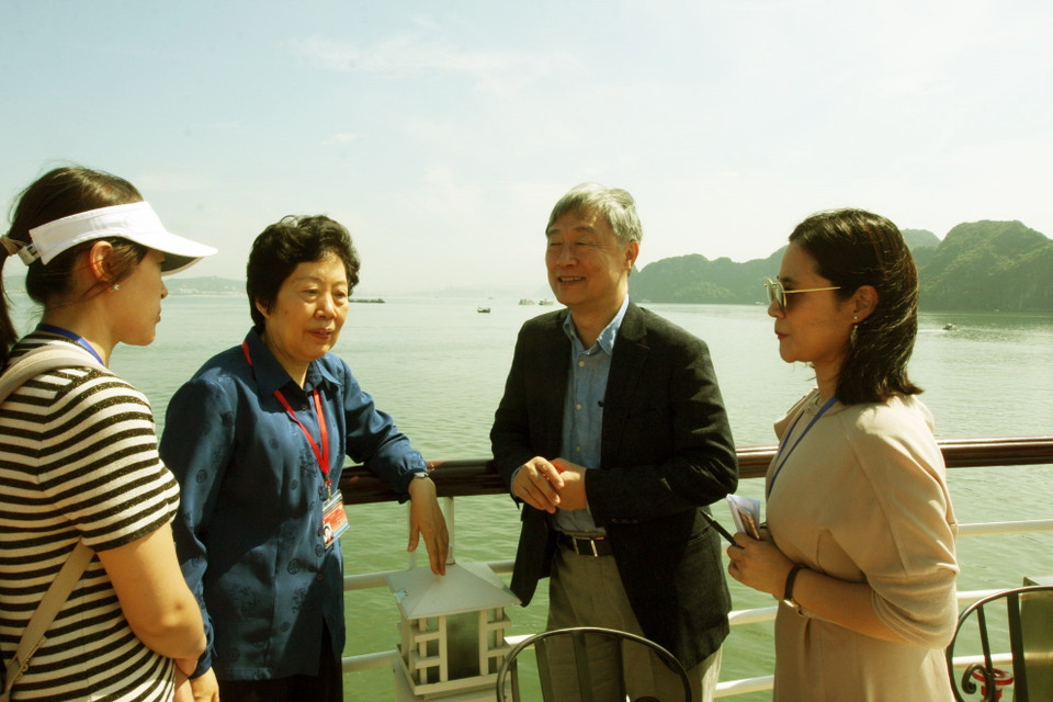 Các đại biểu tham quan Vịnh Hạ Long. (Ảnh: TTXVN)