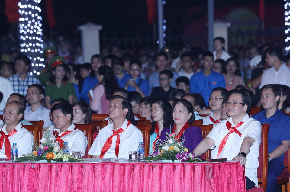 Chủ tịch Quốc hội Nguyễn Thị Kim Ngân và các đại biểu dự chương trình Đêm hội trăng rằm tại quận Hoàng Mai (Hà Nội). (Ảnh: Trọng Đức/TTXVN)