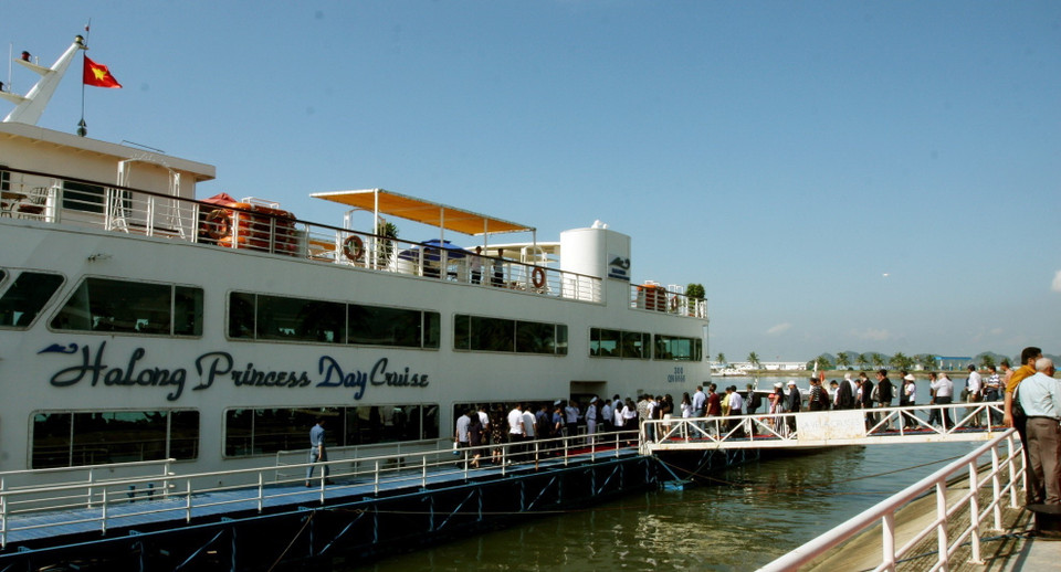 Các đại biểu đến Bến tàu Tuần Châu, xuất phát đi tham quan Vịnh Hạ Long. (Ảnh: TTXVN)