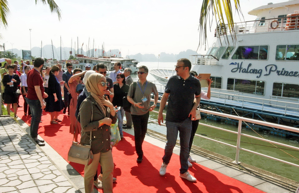 Các đại biểu đến Bến tàu Tuần Châu, xuất phát đi tham quan Vịnh Hạ Long. (Ảnh: TTXVN)