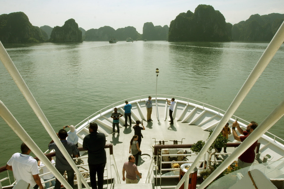 Các đại biểu tham quan Vịnh Hạ Long. (Ảnh: TTXVN)