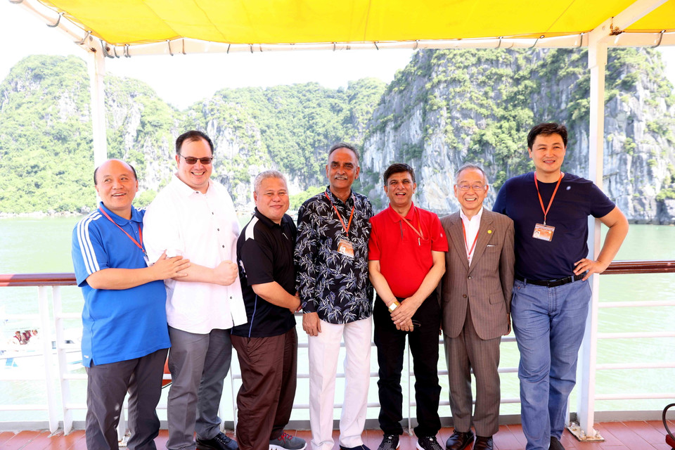 Các đại biểu chụp ảnh kỷ niệm trên tàu đi tham quan Vịnh Hạ Long. (Ảnh: TTXVN)