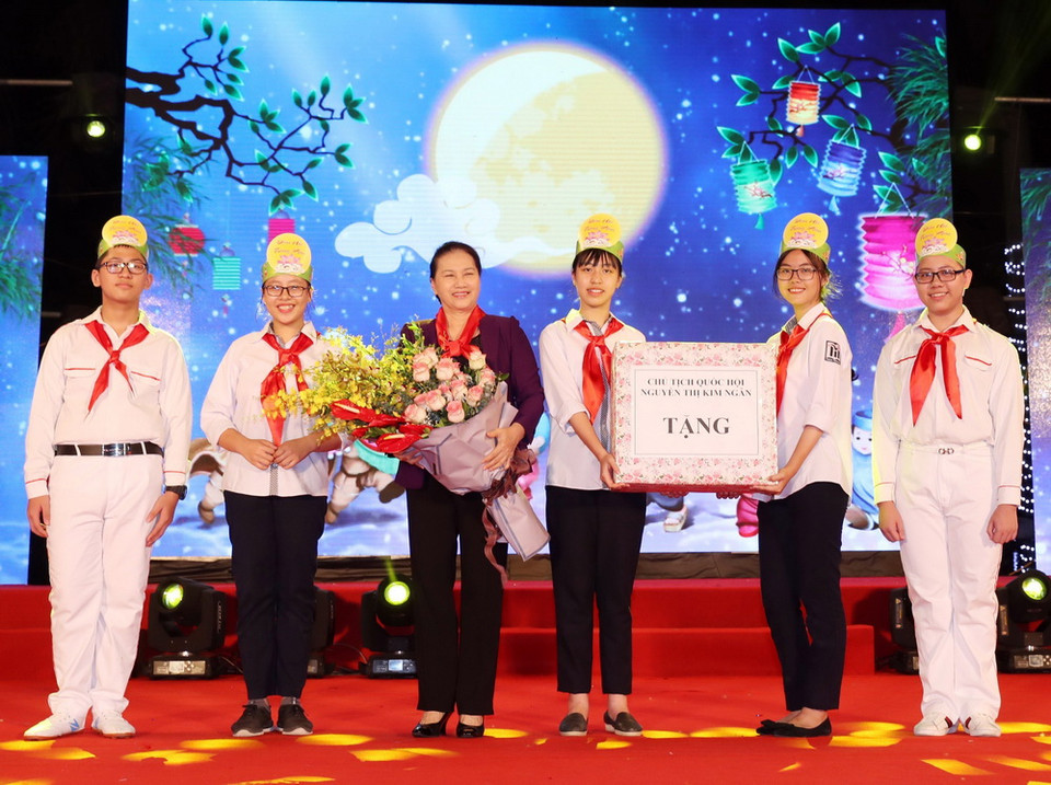 Chủ tịch Quốc hội Nguyễn Thị Kim Ngân tặng quà Trung Thu cho các cháu thiếu nhi tại đêm hội. (Ảnh: Trọng Đức/TTXVN)