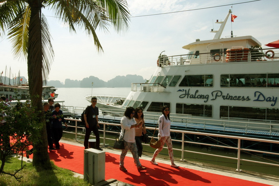 Các đại biểu chụp ảnh kỷ niệm trên tàu đi tham quan Vịnh Hạ Long. (Ảnh: TTXVN)