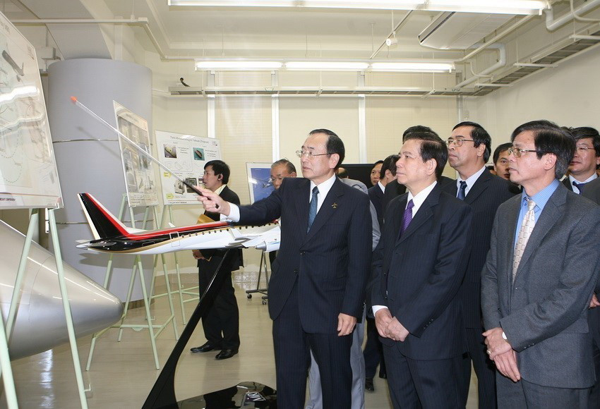 Chủ tịch nước Nguyễn Minh Triết thăm Nhà máy sản xuất máy bay dân dụng của Tập đoàn Mitsubishi ở tỉnh Aichi (Nhật Bản), ngày 15/11/2010. (Ảnh: Nguyễn Khang/TTXVN)