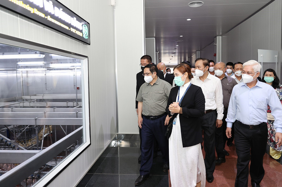 Thủ tướng thăm Công ty CPV Food. (Ảnh: Dương Giang/TTXVN)