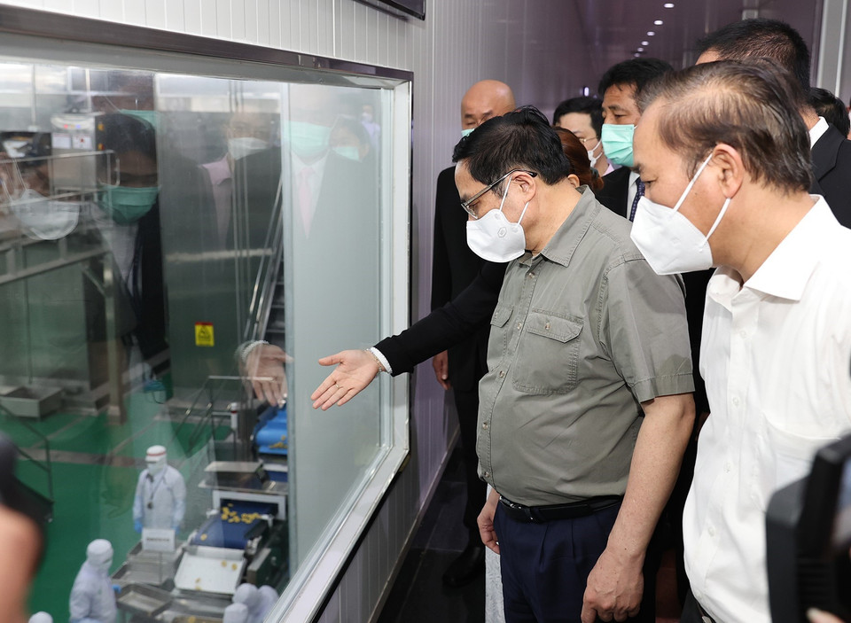 Thủ tướng Phạm Minh Chính thăm Công ty trách nhiệm hữu hạn CPV Food. (Ảnh: Dương Giang/TTXVN)