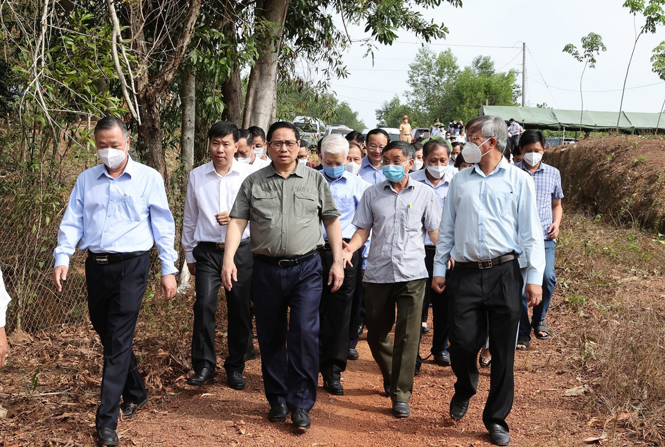 Thủ tướng Phạm Minh Chính khảo sát khu vực suối Mã Đà, giáp ranh giữa Bình Phước và Đồng Nai. (Ảnh: Dương Giang/TTXVN)