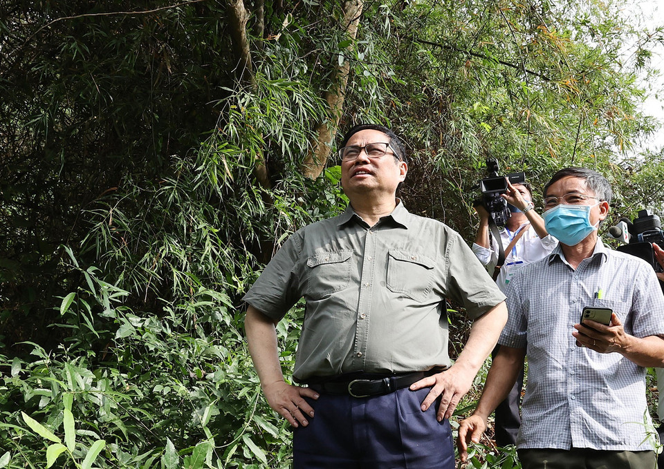 Thủ tướng Phạm Minh Chính khảo sát khu vực suối Mã Đà, giáp ranh giữa Bình Phước và Đồng Nai. (Ảnh: Dương Giang/TTXVN)