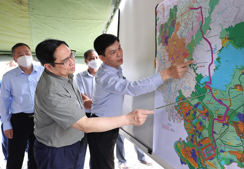Thủ tướng Phạm Minh Chính khảo sát tuyến giao thông đường bộ tại tỉnh Bình Phước. (Ảnh: Dương Giang/TTXVN)