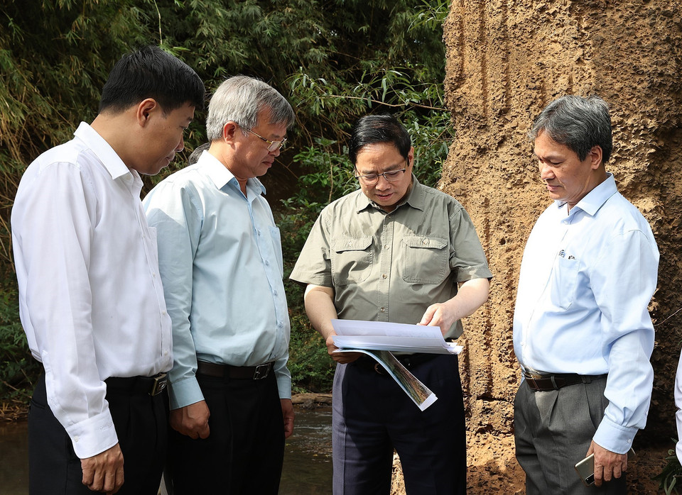 Thủ tướng Phạm Minh Chính khảo sát khu vực suối Mã Đà, giáp ranh giữa hai tỉnh Bình Phước và Đồng Nai. (Ảnh: Dương Giang/TTXVN)