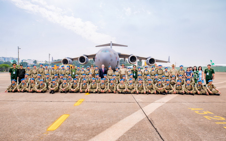 Đại sứ Australia tại Việt Nam và các quân nhân gìn giữ hòa bình tại lễ xuất quân. (Nguồn: Đại sứ quán Australia tại Việt Nam)