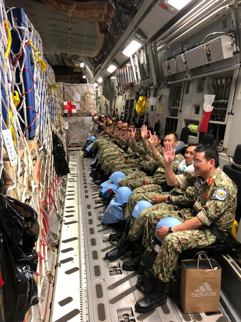 Các quân nhân gìn giữ hòa bình Việt Nam trước giờ cất cánh sang Nam Sudan. (Nguồn: Đại sứ quán Australia tại Việt Nam)