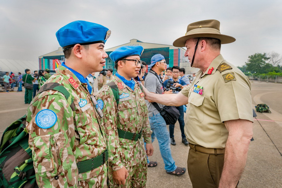 Phó Tư lệnh Tác chiến Liên quân Australia, Thiếu tướng Gregory Bilton và các quân nhân gìn giữ hòa bình Việt Nam. (Nguồn: Đại sứ quán Australia tại Việt Nam)
