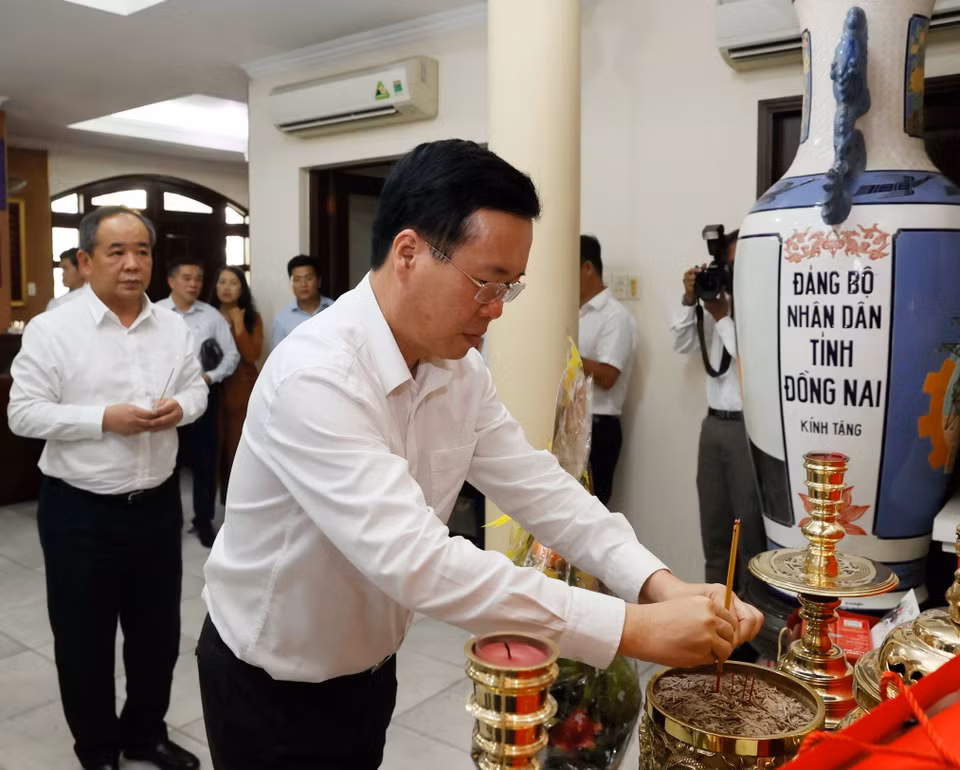 Chủ tịch nước Võ Văn Thưởng dâng hương tưởng niệm đồng chí Nguyễn Hữu Thọ. (Ảnh: Thống Nhất/TTXVN)