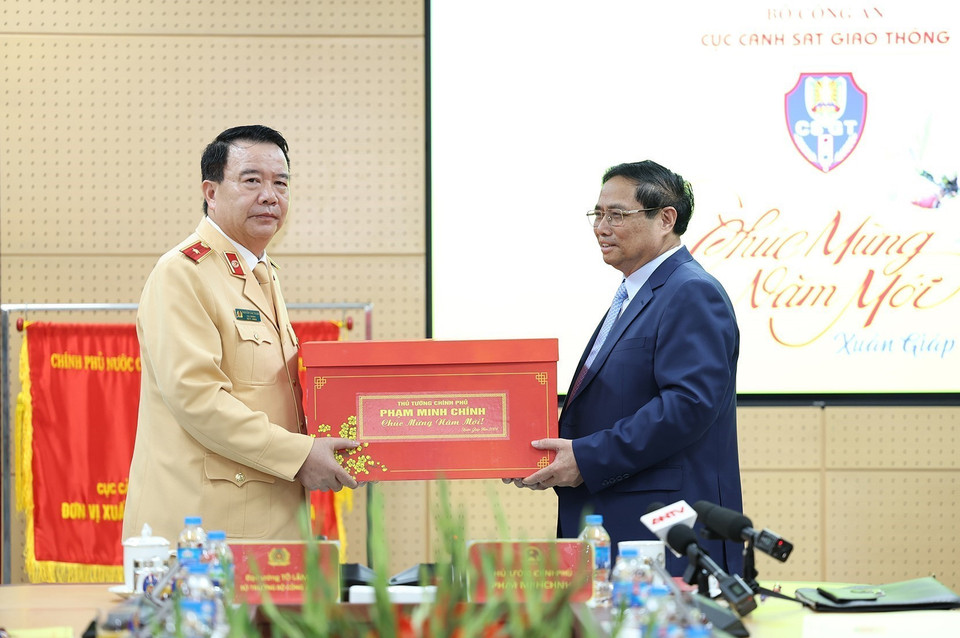 Thủ tướng Phạm Minh Chính chúc Tết lực lượng cảnh sát giao thông. (Ảnh: Dương Giang/TTXVN)