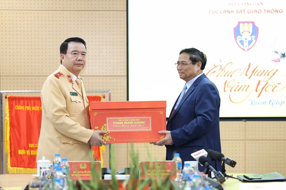 Thủ tướng Phạm Minh Chính chúc Tết lực lượng cảnh sát giao thông. (Ảnh: Dương Giang/TTXVN)