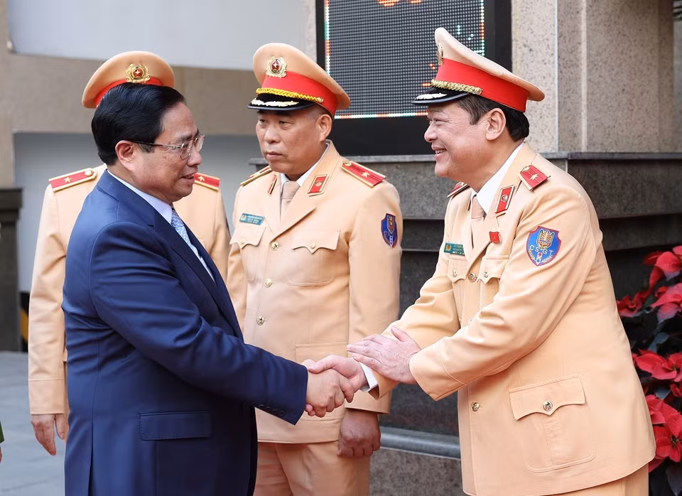 Thủ tướng Phạm Minh Chính thăm, chúc Tết lực lượng cảnh sát giao thông. (Ảnh: Dương Giang/TTXVN)