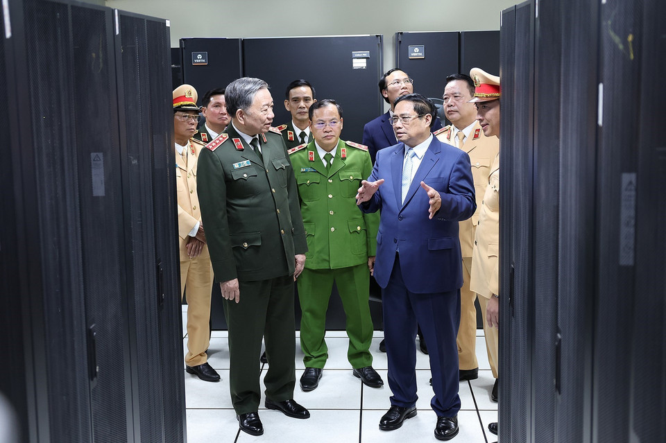 Thủ tướng Phạm Minh Chính thăm Trung tâm Dữ liệu tại Cục Cảnh sát Giao thông. (Ảnh: Dương Giang/TTXVN)