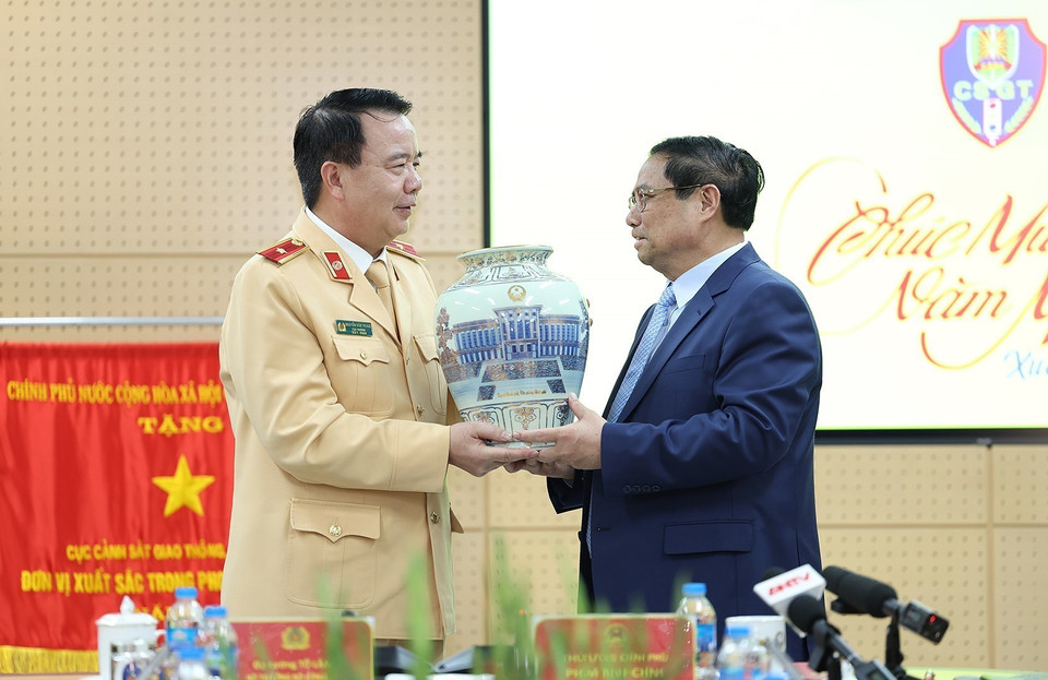 Thủ tướng Phạm Minh Chính chúc Tết lực lượng cảnh sát giao thông. (Ảnh: Dương Giang/TTXVN)