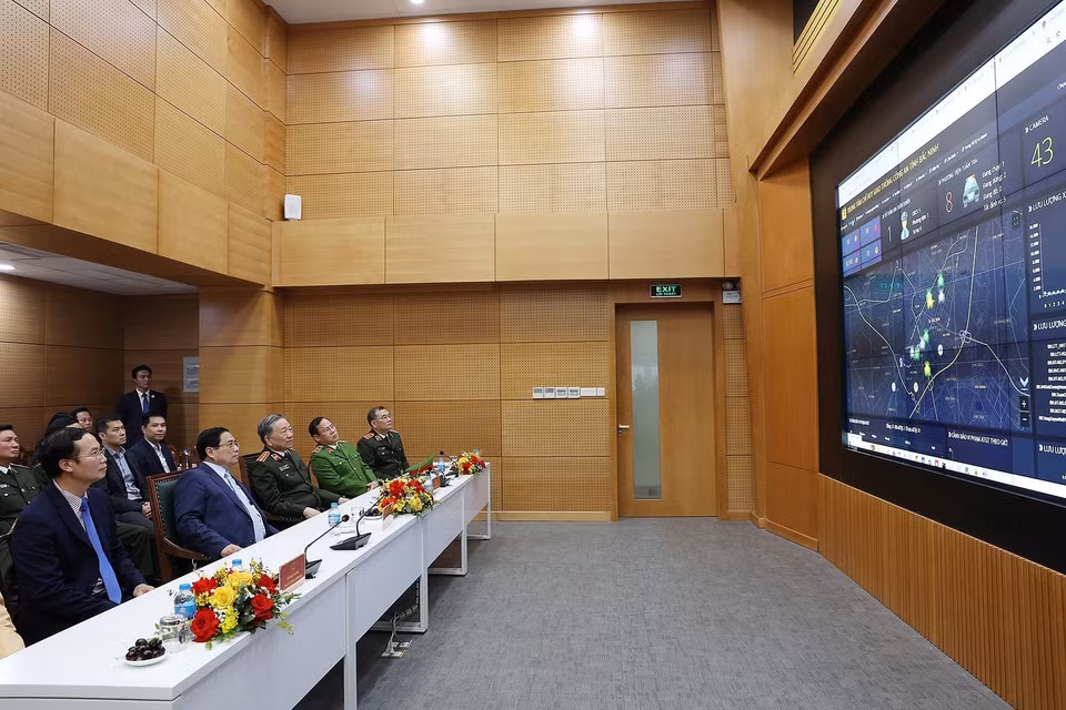 Thủ tướng Phạm Minh Chính thăm Trung tâm Chỉ huy tại Cục Cảnh sát Giao thông. (Ảnh: Dương Giang/TTXVN)