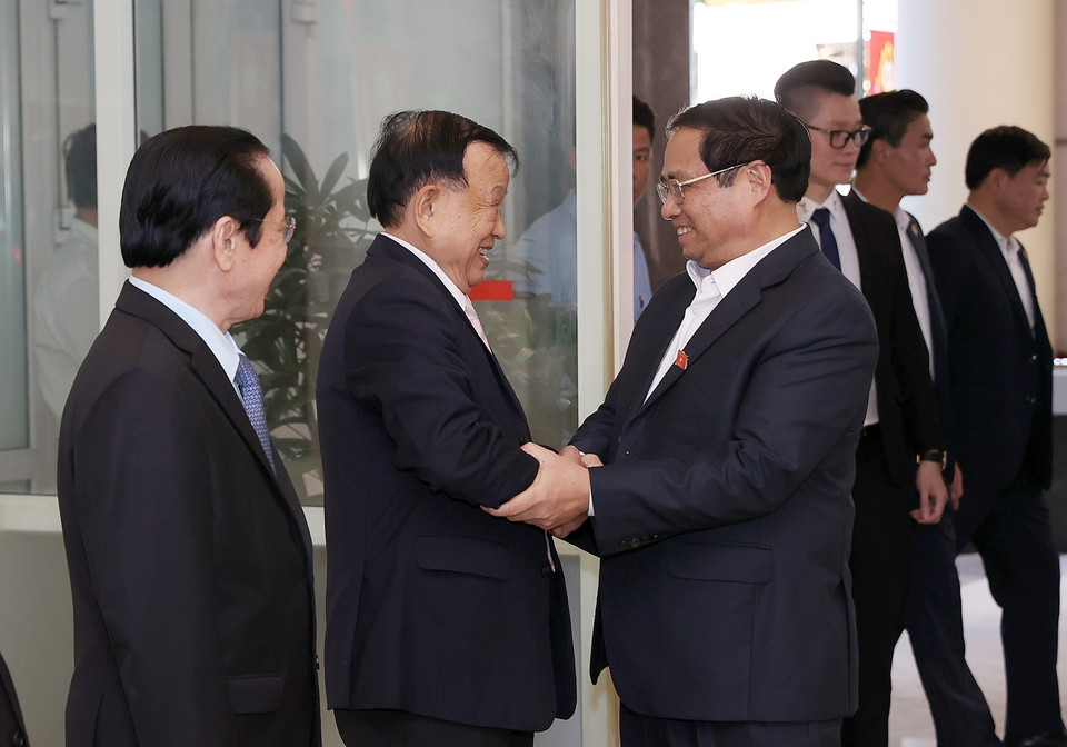 Thủ tướng Phạm Minh Chính với các cán bộ trong Ban Thường vụ Hội Cựu chiến binh Việt Nam. (Ảnh: Dương Giang/TTXVN)