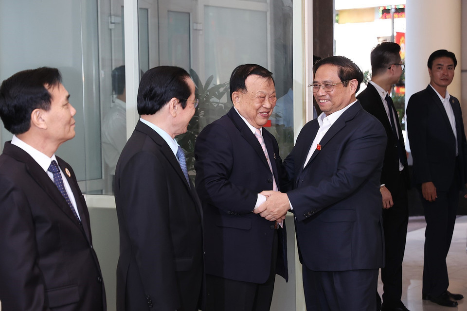 Thủ tướng Phạm Minh Chính với các cán bộ trong Ban Thường vụ Hội Cựu chiến binh Việt Nam. (Ảnh: Dương Giang/TTXVN)