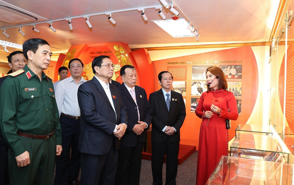 Thủ tướng Phạm Minh Chính thăm Phòng truyền thống Hội Cựu chiến binh Việt Nam. (Ảnh: Dương Giang/TTXVN)