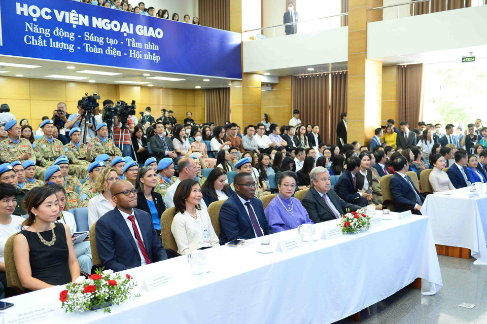 Tổng Thư ký Liên hợp quốc António Guterres dự cuộc gặp và nói chuyện với đại diện thanh niên, sinh viên Việt Nam. (Ảnh: Minh Đức/TTXVN)