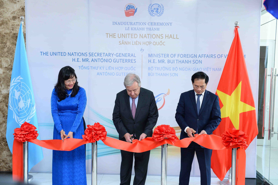 Tổng Thư ký Liên hợp quốc António Guterres, Bộ trưởng Bộ Ngoại giao Bùi Thanh Sơn cắt băng khánh thành sảnh Liên hợp quốc. (Ảnh: Minh Đức/TTXVN)