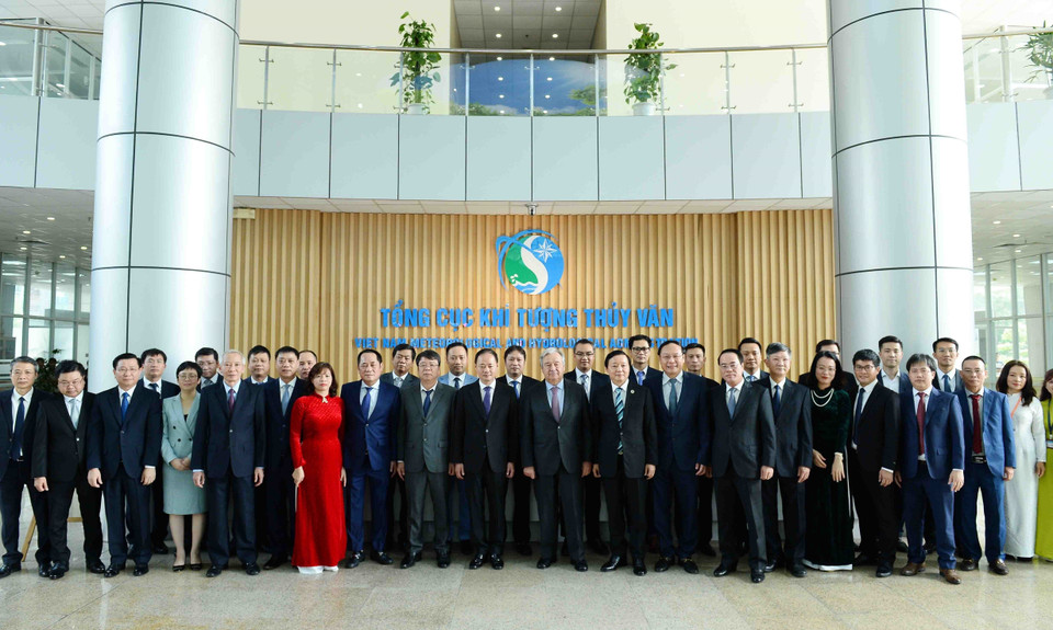 Tổng Thư ký Liên hợp quốc António Guterres, Bộ trưởng Bộ Tài nguyên và Môi trường Trần Hồng Hà cùng các đại biểu. (Ảnh: Minh Đức/TTXVN)