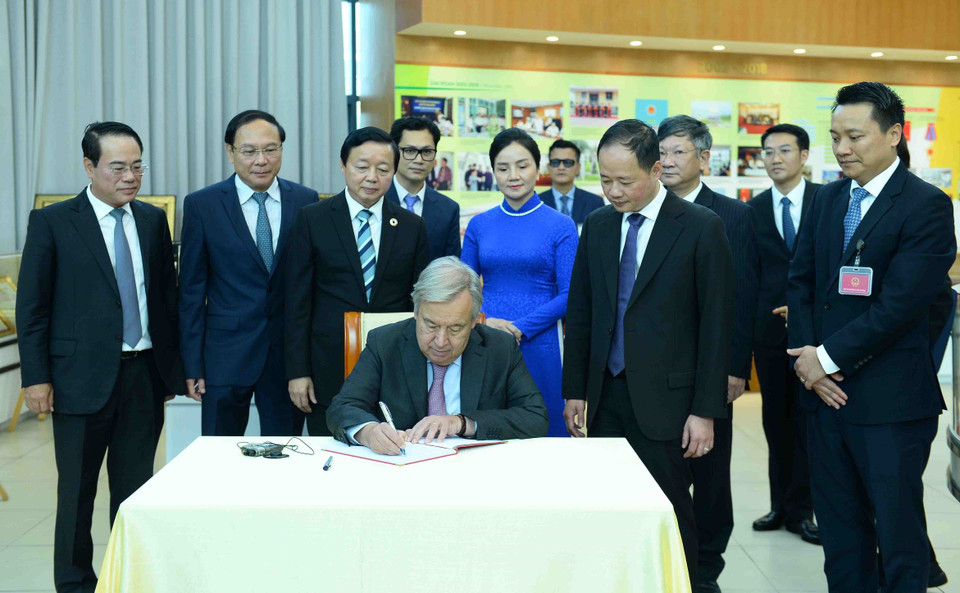 Tổng Thư ký Liên hợp quốc António Guterres viết lưu bút tại Tổng cục Khí tượng Thủy văn. (Ảnh: Minh Đức/TTXVN)