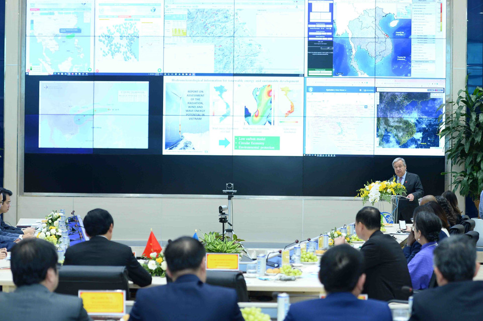 Tổng Thư ký Liên hợp quốc António Guterres phát biểu tại Tổng cục Khí tượng Thủy văn. (Ảnh: Minh Đức/TTXVN)