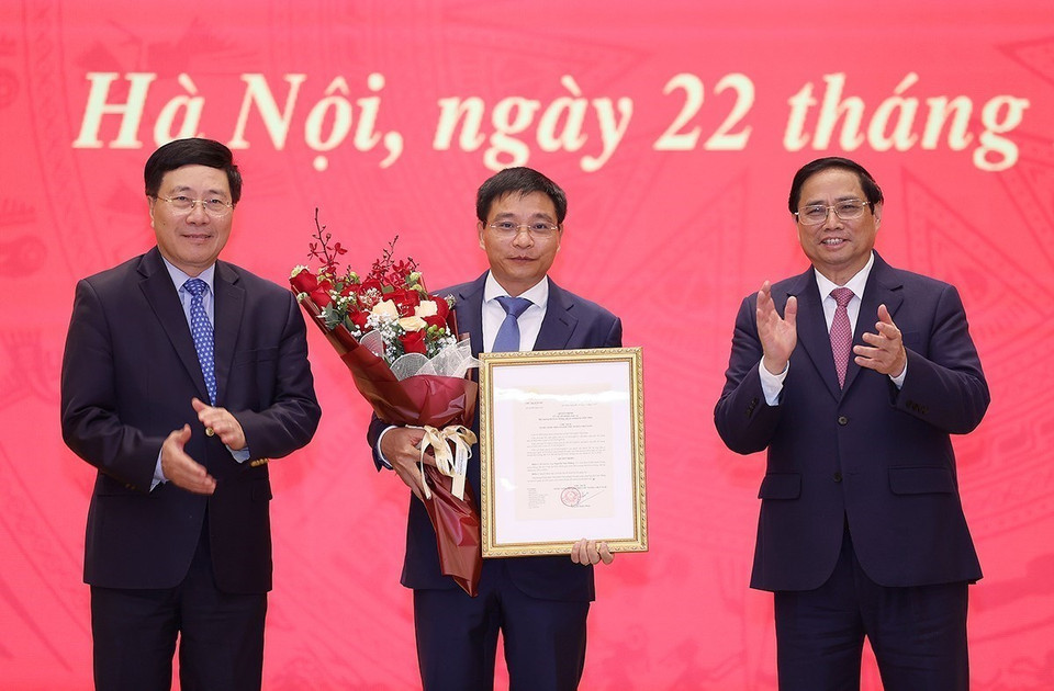 Thủ tướng Phạm Minh Chính và Phó Thủ tướng Thường trực Phạm Bình Minh trao Quyết định của Chủ tịch nước bổ nhiệm Bộ trưởng Bộ Giao thông Vận tải cho ông Nguyễn Văn Thắng. (Ảnh: Dương Giang/TTXVN)