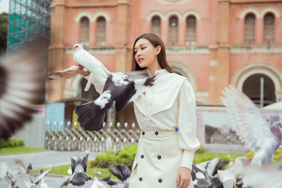 Khả năng tiếng Anh cũng là một lợi thế của Á hậu khi tham gia cuộc thi nhan sắc Miss International. (Ảnh: CTV/Vietnam+)