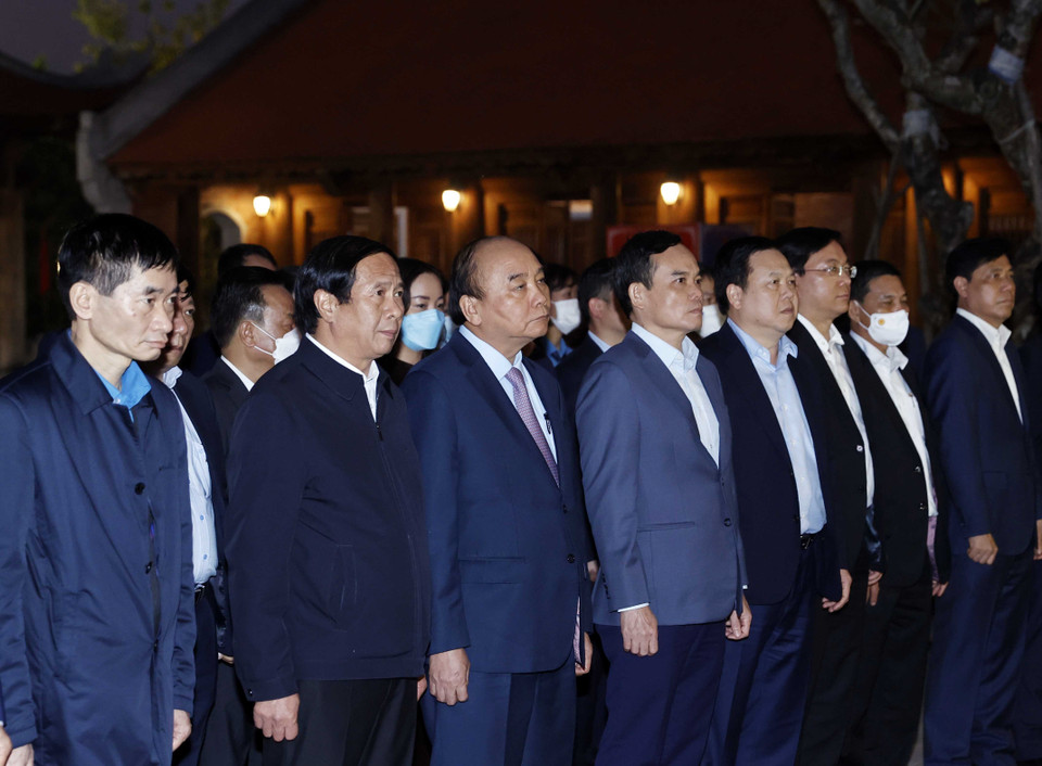 Chủ tịch nước Nguyễn Xuân Phúc và các đại biểu dâng hương đồng chí Nguyễn Đức Cảnh. (Ảnh: Thống Nhất/TTXVN)