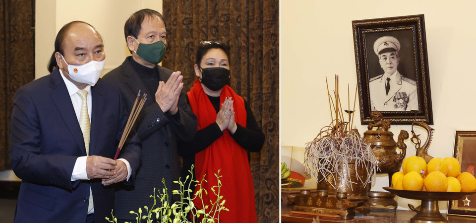 Chủ tịch nước Nguyễn Xuân Phúc dâng hương Đại tướng Võ Nguyên Giáp. (Ảnh: Thống Nhất/TTXVN)