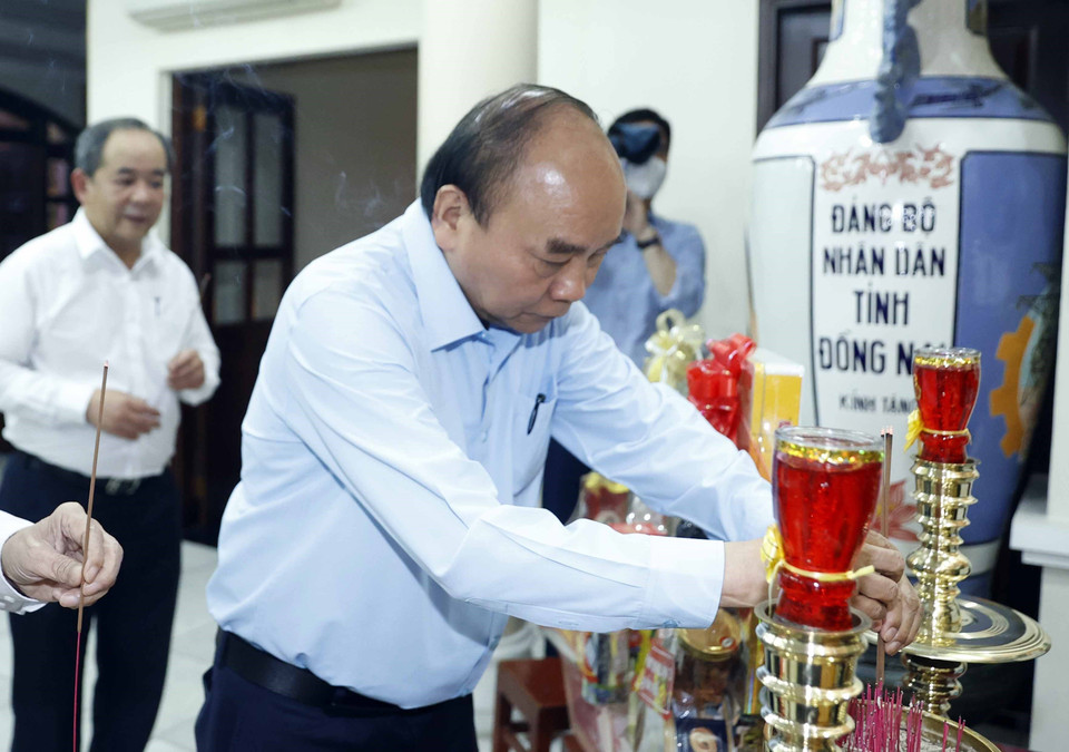 Chủ tịch nước Nguyễn Xuân Phúc tới dâng hương đồng chí Nguyễn Hữu Thọ. (Ảnh: Thống Nhất/TTXVN)